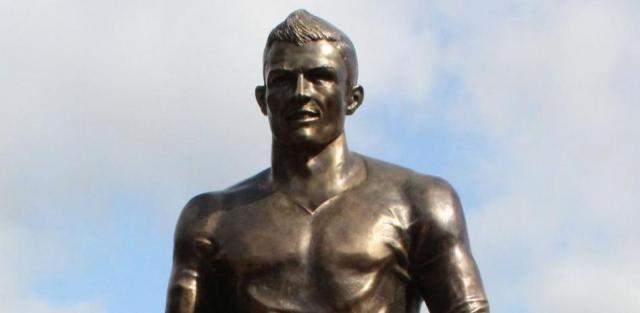 FIFA Club World Cup-羞不羞?C罗铜像被人摸得最多的部位竟然是那里!