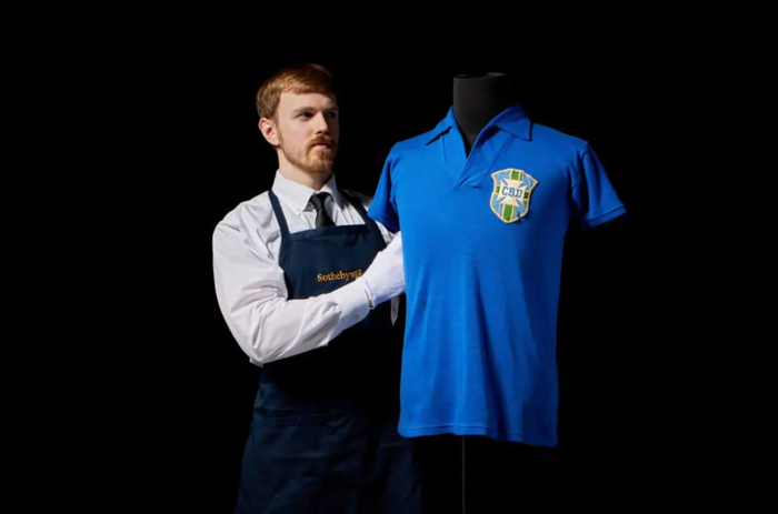 FIFA世俱杯-1件68年前的球衣将拍卖,估价超600万美元!“球王”贝利穿它夺得世界杯|巴西|决赛|瑞典足球队|巴西足球队|马拉多纳_新浪新闻