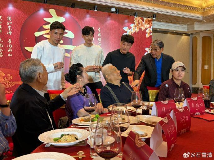 实时赔率-石雪清:从七十年代徐根宝就为年老庆生,此恩情成中国足坛佳话